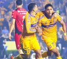 Ozziel Herrera celebrando un gol con Tigres y Sergio Ramos celebrando el pase con Rayados.