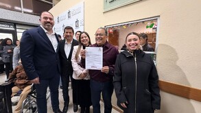 Andrés Mijes en Congreso de Nuevo León con diputados.