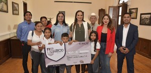 Susy Torrecillas con alumnos de primarias de las comunidades La Loma y Juan José Rojas, entregando apoyos.