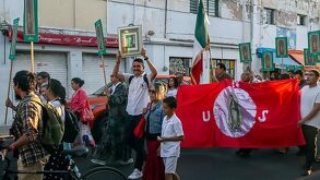 Peregrinos guadalupanos en Guadalajara caminan por las calles de la ciudad para llegar al Santuario de la Virgen de Guadalupe