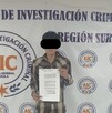 Se ve a un joven con ojos cubiertos, atrás hay un letrerro que dice Agencia de Investigación Criminal.