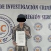 Se ve a un joven con ojos cubiertos, atrás hay un letrerro que dice Agencia de Investigación Criminal.