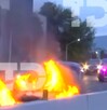 Auto incendiado en avenida Gonzalitos en Monterrey.