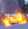 Auto incendiado en avenida Gonzalitos en Monterrey.
