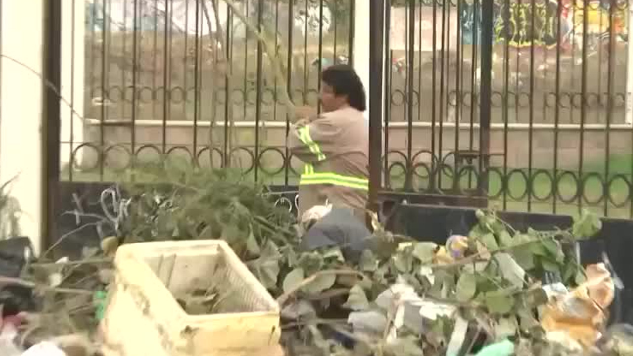 Un alarmante cúmulo de basura ha transformado la entrada a las instalaciones de una paramunicipal encargada del suministro de agua.