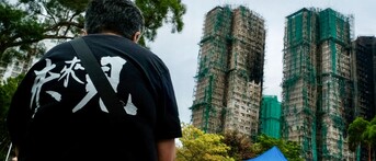 Edificios consumidos por las llamas en Hong Kong