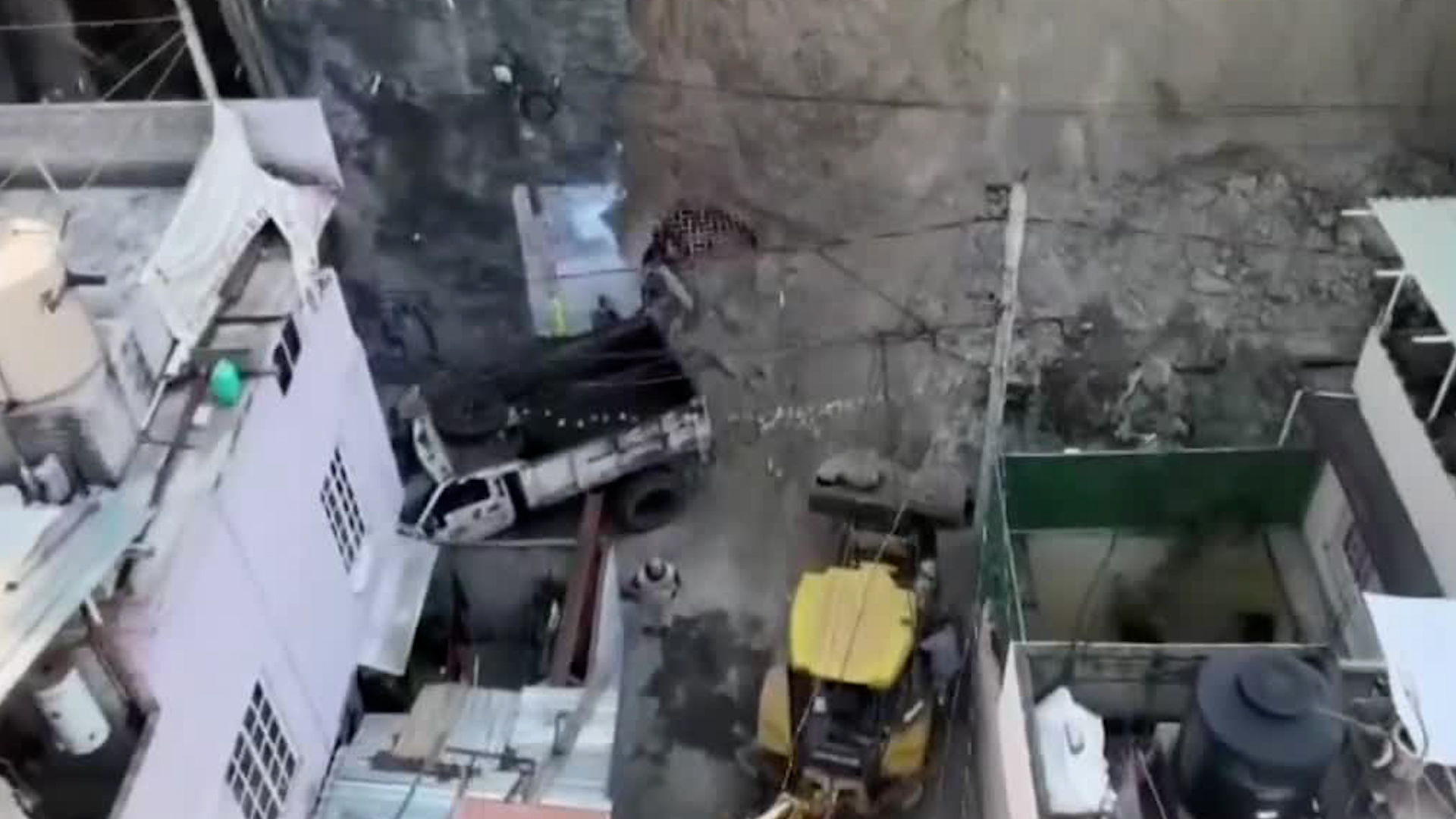 En la colonia Acuilotla sufrió un deslave por una filtración de agua, el cuál ya había sido reportada por los vecinos de la zona.