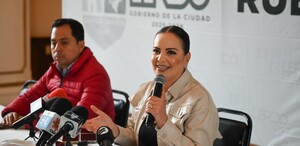 Susy Torrecillas, alcaldesa de Lerdo, con micrófono en mano en su encuentro con los medios de comunicación.