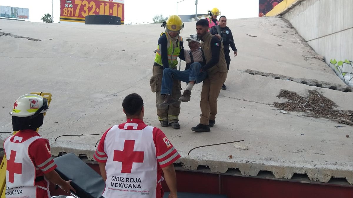 Elementos de Cruz Roja de Torreón atendiendo a adulto mayor que se cayó a una estación del Metrobús.