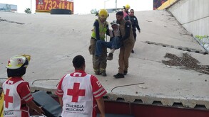 Elementos de Cruz Roja de Torreón atendiendo a adulto mayor que se cayó a una estación del Metrobús.