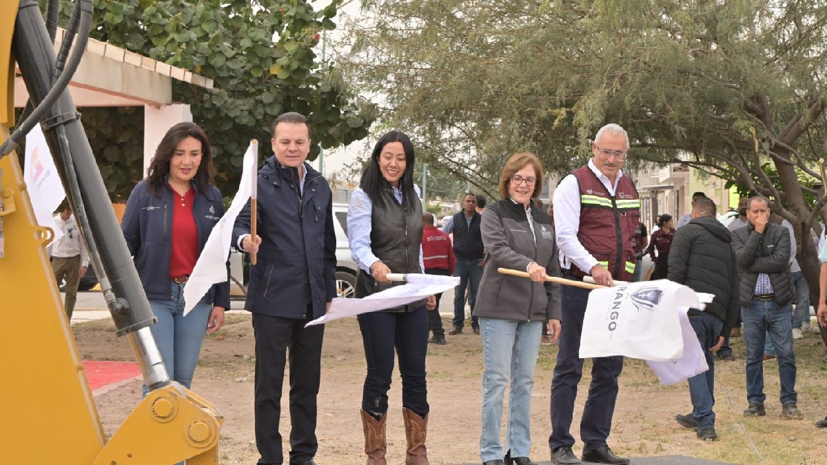 Betzabé Martínez junto a Esteban Villegas dando el banderazo del inicio de obras hidrosanitarias en Gómez Palacio.