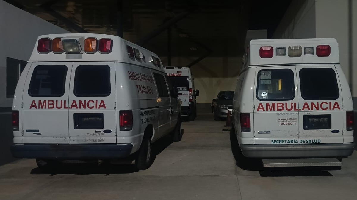 Ambulancias en color blanco detenidas en un estacionamiento
