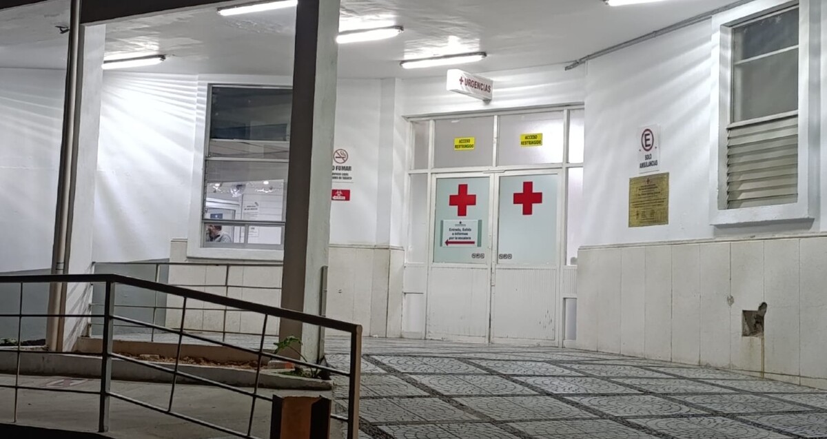 Vista exterior de una unidad de la Cruz Roja en el área de urgencias con rampa barandales y diversas señaléticas alrededor