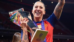 Jennifer Hermoso, jugadora profesional de España, festejando este 2 de diciembre el bicampeonato en la UEFA Nations League.