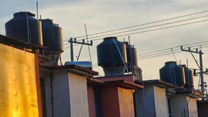 tinacos de agua en techos de casas en puebla