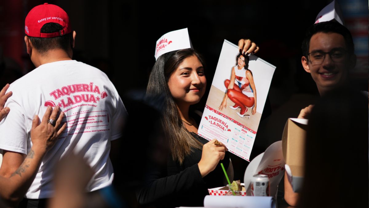 Imágenes de AP de fans de Dua Lipa conviviendo en el restaurante.