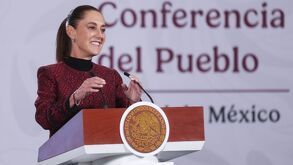 Claudia Sheinbaum anunciando que busca llamada con el Papa León XIV para que visite México