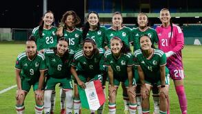 Jugadoras de la selección mexicana femenil en un partido clasificatorio para el Mundial 2027.