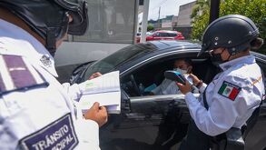 Oficiales de tránsito imponiendo una infracción en el Estado de México