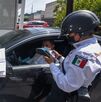 Oficiales de tránsito imponiendo una infracción en el Estado de México