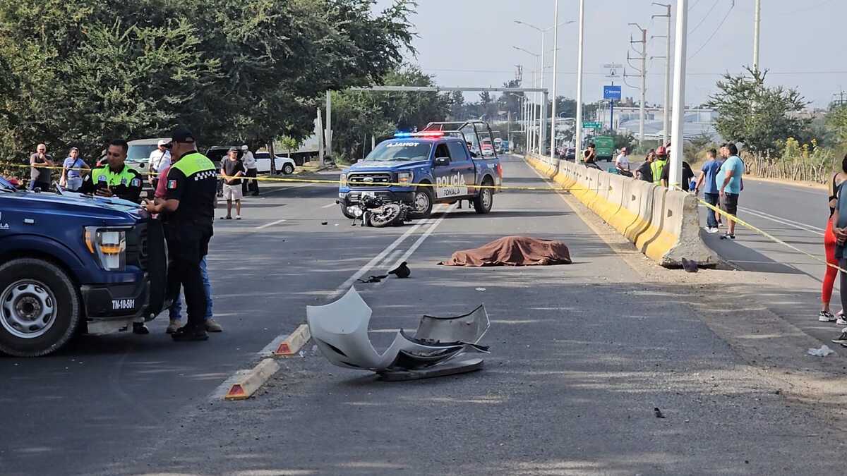 Motocicleta detruída en carretera