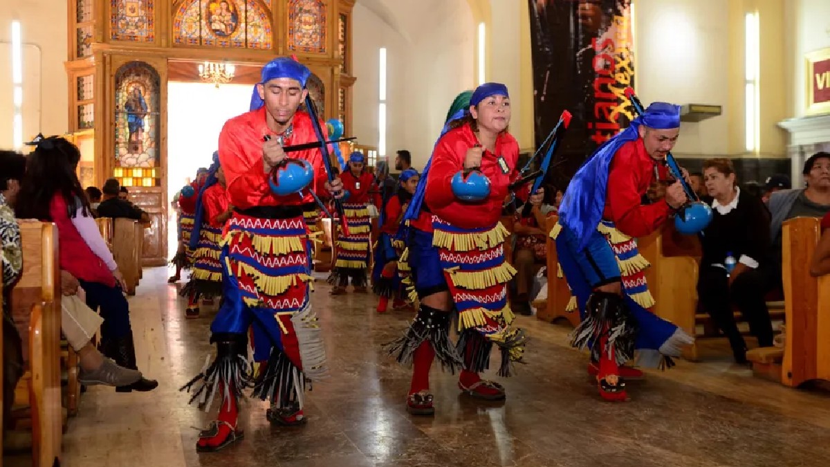 Danzantes llegando a la Parroquia de Nuestra Señora de Guadalupe en Torreón.