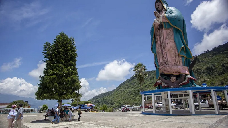 Imagen de la Virgen de Guadalupe vista desde la punta del mirador de Xicotepec.