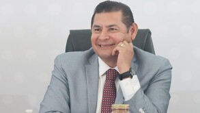 Alejandro Armenta, gobernador de Puebla, sentado en su habitual conferencia de prensa mañanera.