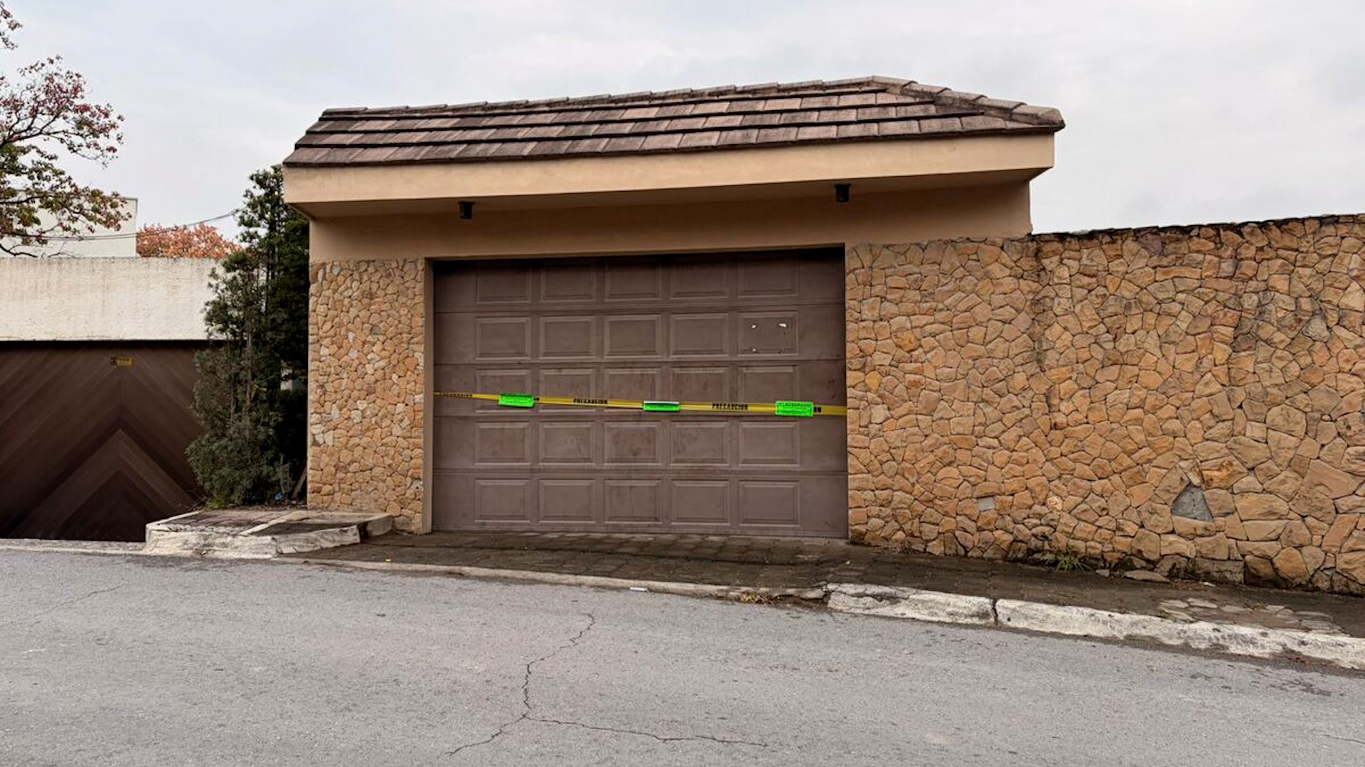 Más de 100 mil pesos en efectivo, un arma y menores de edad ebrios fueron parte de los hallazgos de la policía municipal de San Pedro.