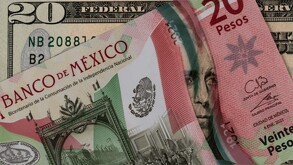 Billete de un dólar estadounidenses con uno de 20 pesos mexicanos.