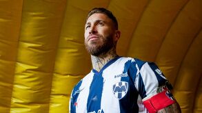 Sergio Ramos vistiendo los colores de Rayados y el gafete de capitán.