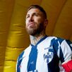 Sergio Ramos vistiendo los colores de Rayados y el gafete de capitán.