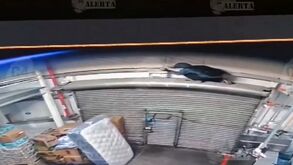 Sujetos escalando muros de Bodega Aurrera para robar más de medio millón de pesos