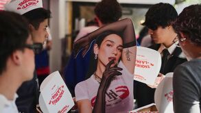 Fotos de la inauguración de la taquería de Dua Lipa en la Ciudad de México con fanáticos, fotos de AP.