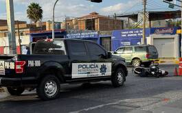 Patrulla de la policía Metropolitana de Guadalajara y motocicleta en el suelo