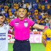 El arbitro Ismael Rosario López junto a Erik Lira y Fernando Gorriarán en el partido de Fase regular.