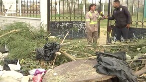 Trabajador de Simas limpiando cúmulos de basura en colonia Monterreal de Torreón.