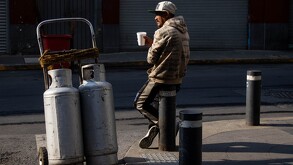 Trabajador de la Ciudad de México descansando en la calle.