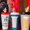 Una línea de cuatro vasos coleccionables de café de Starbucks con temática de la serie Stranger Things. Los vasos tienen colores, logotipos y tapas especiales