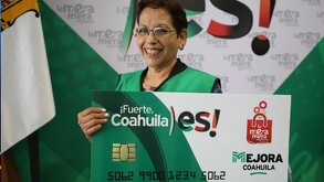 se ve a una mujer sonriendo con un letrero que dice La Mera Mera.