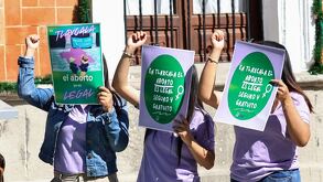 mujeres sostienen carteles celebrando la despenalización del aborto en tlaxcala
