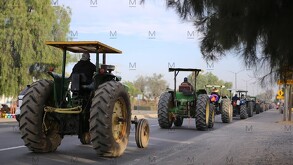 Productores en sus tractores en Guanajuato, acordaron nuevamente el bloqueo carretero en tramos para presionar que no avance la Ley Aguas Nacionales.