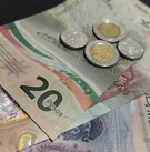 Billete de 100 junto a billete de 20 pesos mexicanos