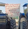 Tractores con un mensaje de protesta bloqueando el paso en una carretera de Puebla.