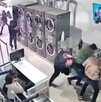 Presuntos sicarios entraron a una lavandería de Plaza Arkana para atacar a balazos a tres personas.