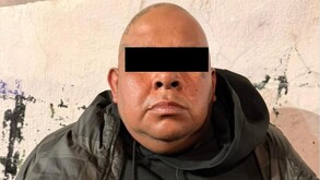 Autoridades deteniendo a ‘El Balú’, de La Chokiza, en Ecatepec.