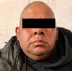 Autoridades deteniendo a ‘El Balú’, de La Chokiza, en Ecatepec.
