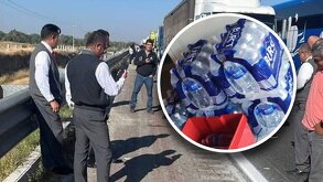 Traileros afuera de sus vehículos por cierre vial en la Autopista Puebla-Orizaba.