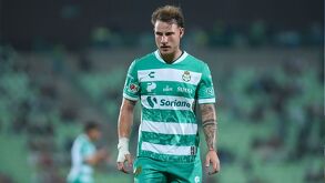 Bruno Barticciotto en un partido con Santos