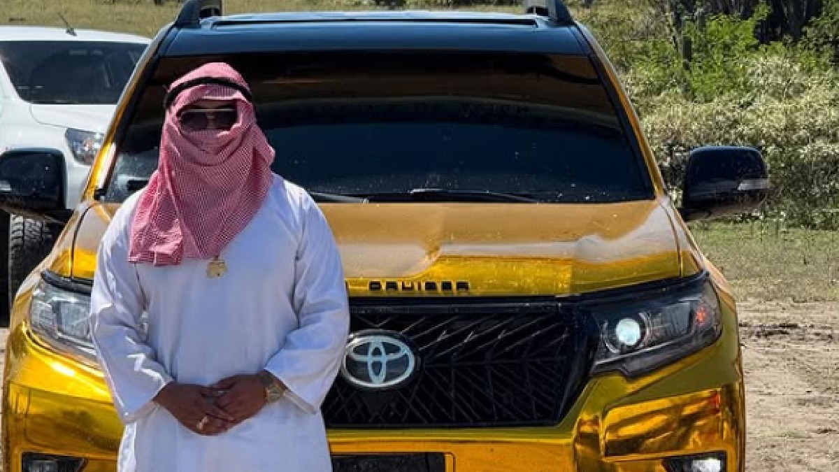 El Billetudo con una camioneta dorada.